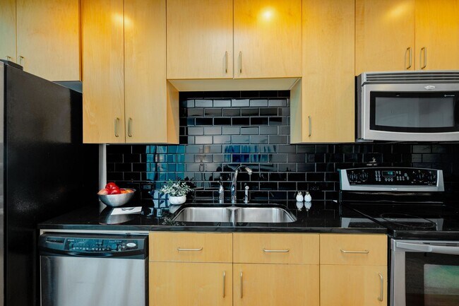 Building Photo - Glass House 1 Bed 1 Bath High Rise Condo w/ Mountain & City Views!!