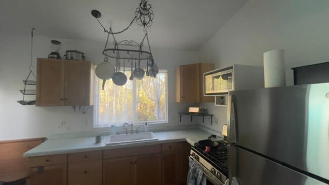 Building Photo - 2BR/1BA Furnished Home – Available June 1 – Screened Lanai, Fiber Internet, W/D