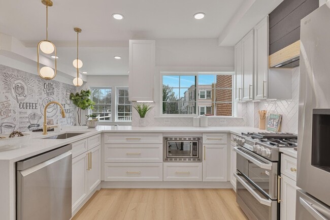 Building Photo - Spacious Fully Renovated Tudor Duplex w/ 3...