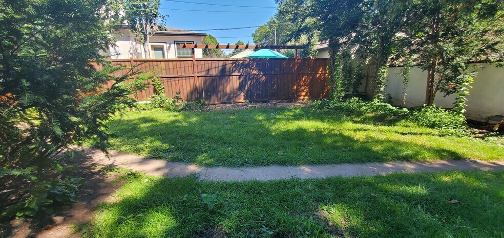 Private Backyard - 2923 Arthur St NE