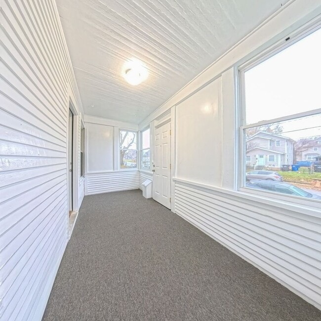 Building Photo - 2 Bedroom 1 Bathroom Fresh Carpet