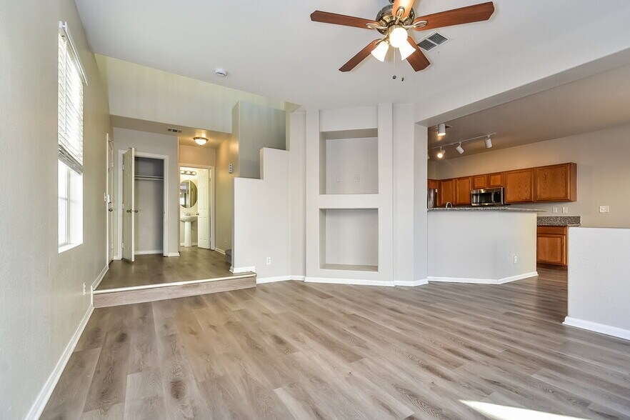 Building Photo - 4950 Attitude Ct