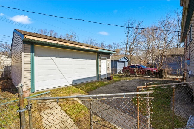 Building Photo - 1301 E Muir Ave