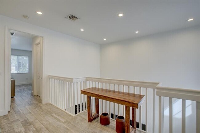 Building Photo - 131 S E 7th Way