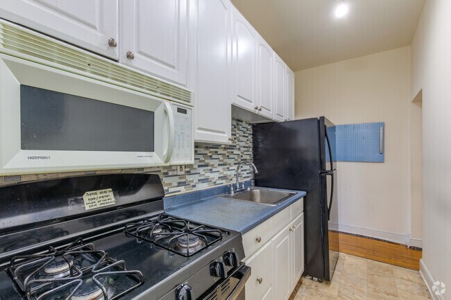 3BR, DEN, 1BA - 900SF - 3037 N. Calvert St / The Gilman