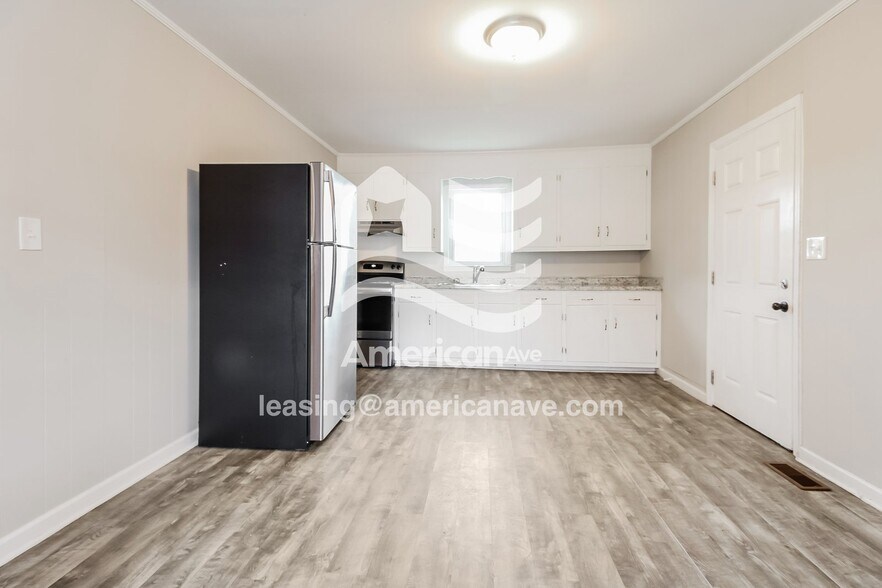 Building Photo - 706 Woodmont Cir