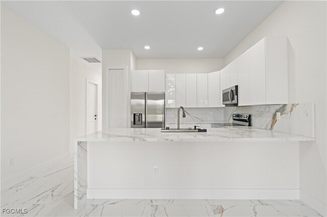 Building Photo - 428 Petite Ave