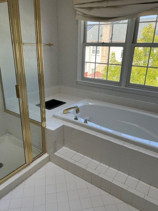 Building Photo - LUXURIOUS MAGRUDER BUILT TOWNHOME