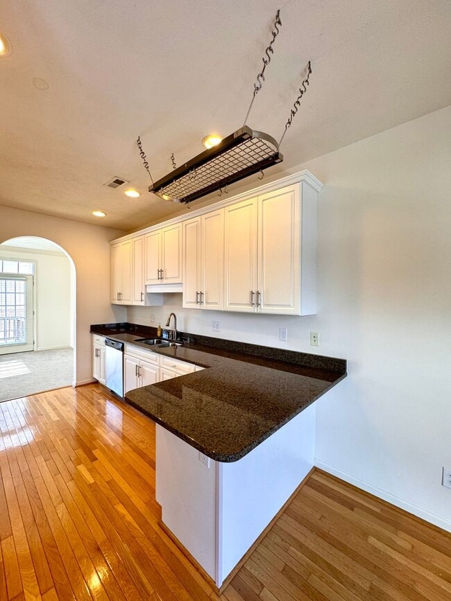 Building Photo - End Unit Townhome for Rent in Taylor Springs