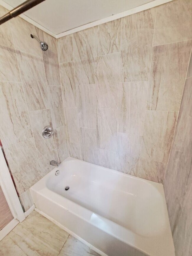 Building Photo - Mid-Century Modern SFH 3-Level, All Utilit...