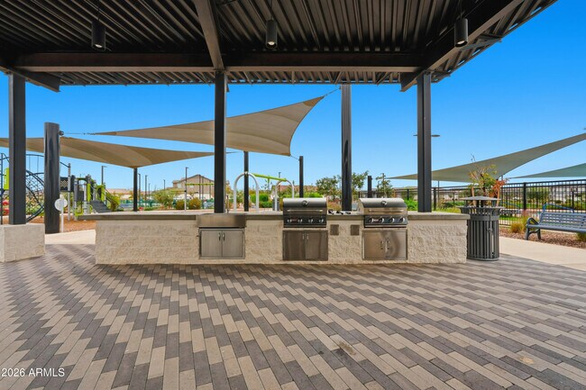 Building Photo - 932 W Macaw Dr