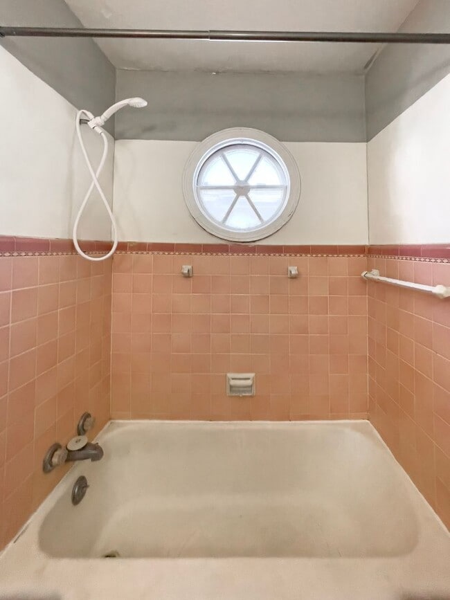 Building Photo - Cozy 1 bedroom, Close to Campus