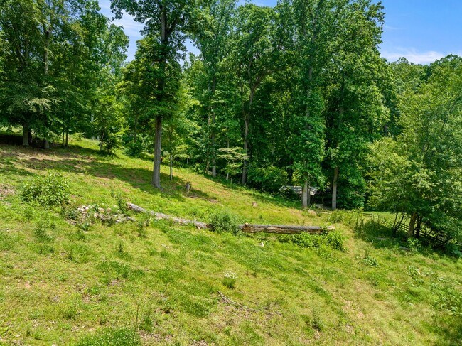 Building Photo - Spacious 6-Bedroom Furnished Home Near Asheville – Privacy, Comfort & Convenience!