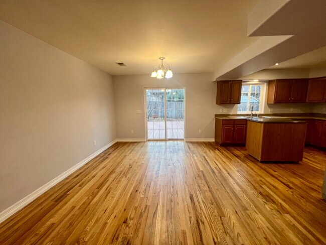 Building Photo - 3 Bedroom Townhome