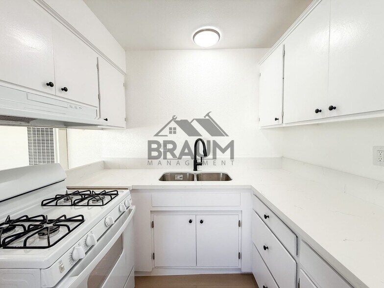 Building Photo - 4636 Laurel Canyon Blvd