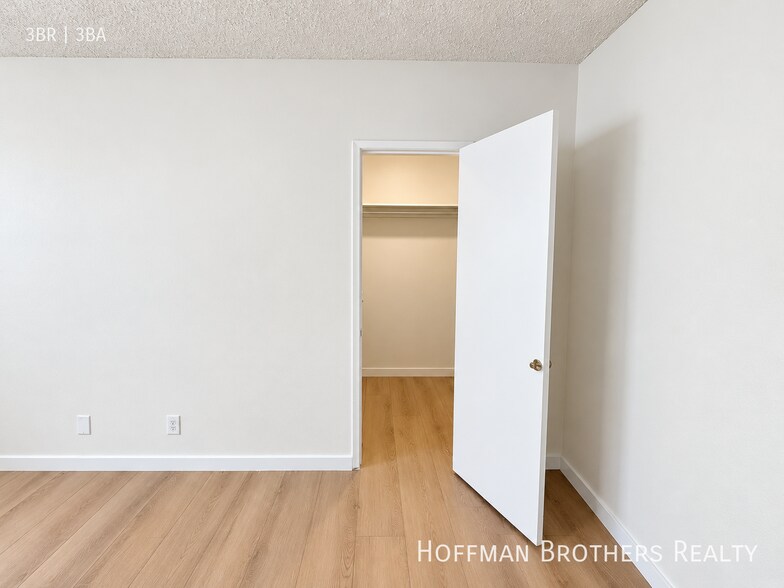 Building Photo - 6035 Whitsett Ave