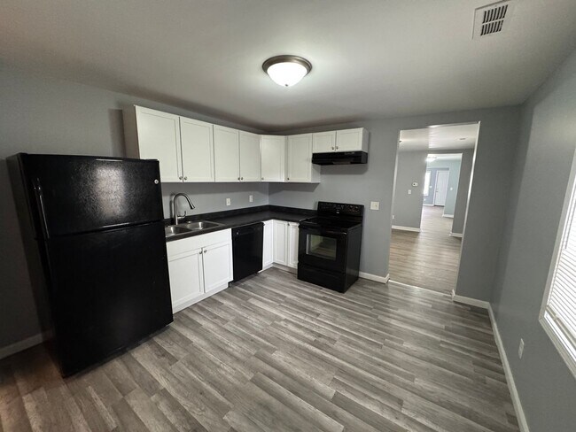 Building Photo - 1129-1131 S Sheffield Avenue