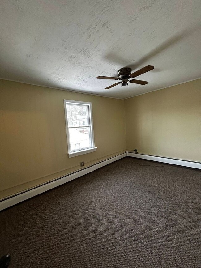 Building Photo - Welcome To This Charming 3-Bedroom, 1-Bathroom Home Located in the Heart of Carbondale, PA.