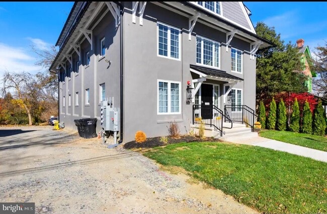 Building Photo - 215 E Linden St
