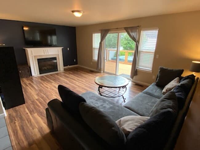 Building Photo - Sunny and spacious 3 bed, 2.5 bath house with living and family room, with huge back yard!
