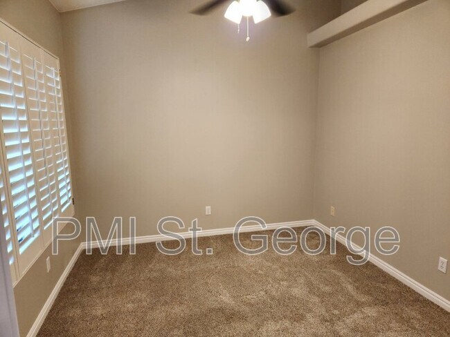 Building Photo - 545 S Valley View Dr