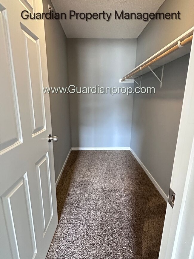 Building Photo - Champlin Town Home, 2 Car Garage, Dishwasher, Washer/Dryer, Balcony, May/June Move in Dates
