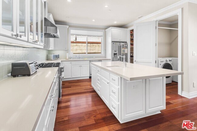 Building Photo - 209 25th St