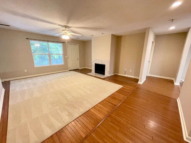 Building Photo - Duplex Apartment Close to Downtown Bluffton!