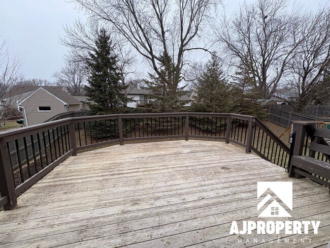 Building Photo - 5509 S Sarmar Ave