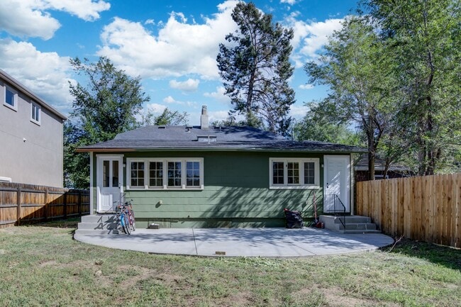 Building Photo - Turn of the Century Bungalow 1 bed, Downtown, 1 Block from CO College