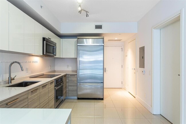Building Photo - 1300 Brickell Bay Dr