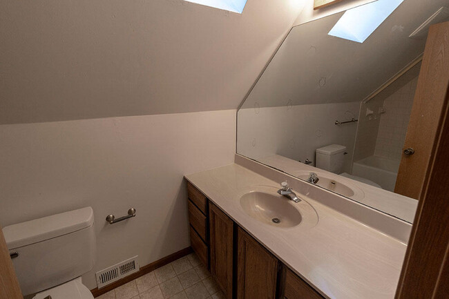 Building Photo - 1304 Millbrook Ct