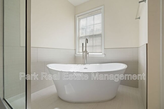 Building Photo - 420 New Parkside Dr