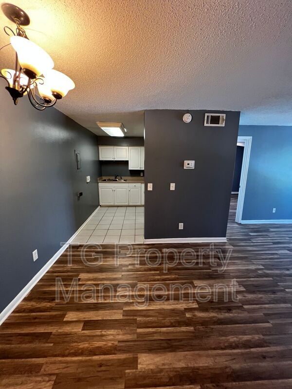 Primary Photo - 402 Lower 8th Ave S