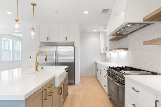 Building Photo - Amazing San Carlos Home