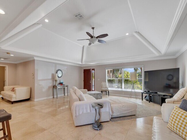 Building Photo - 527 E Causeway Blvd