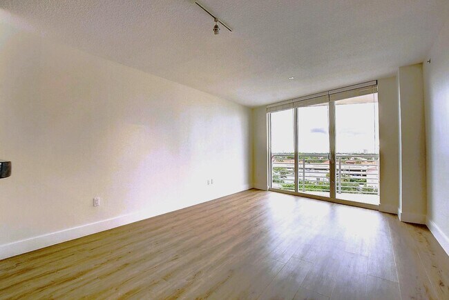 Building Photo - 1551 N Flagler Dr