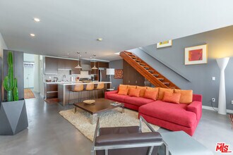 Building Photo - 615 Hampton Dr