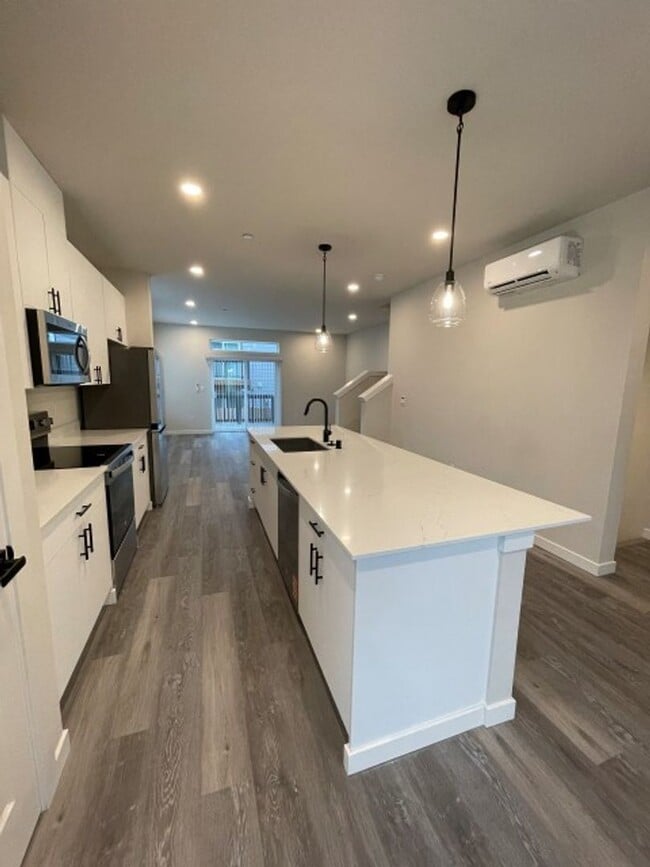 Building Photo - 4Bd/3.5Ba Snohomish Townhouse