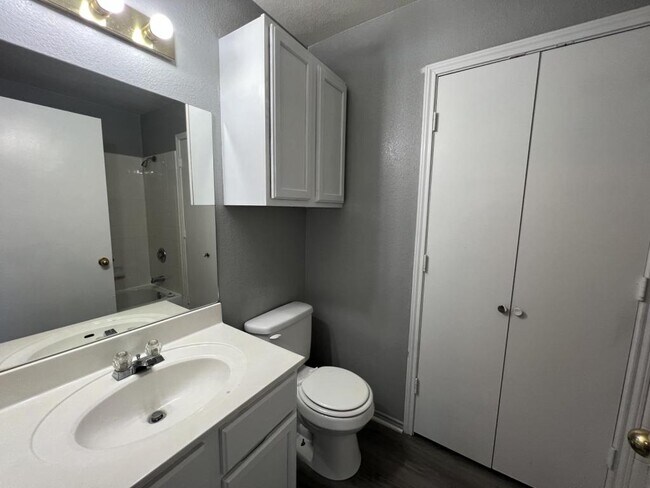 Building Photo - 5908 Greengate Dr