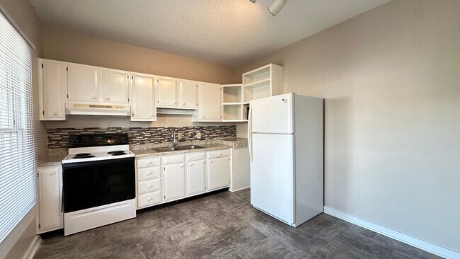 Building Photo - Great downtown location just 1-1/2 blocks off Centre St.!