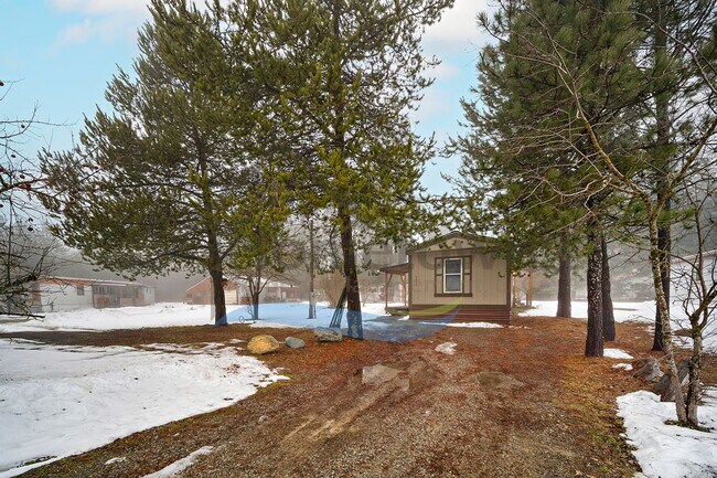 Building Photo - 2 Bedroom 2 Bathroom Home with Off-Street Parking Available in Athol!