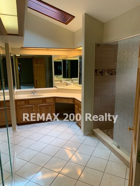 Building Photo - Beautiful Townhome in Downtown