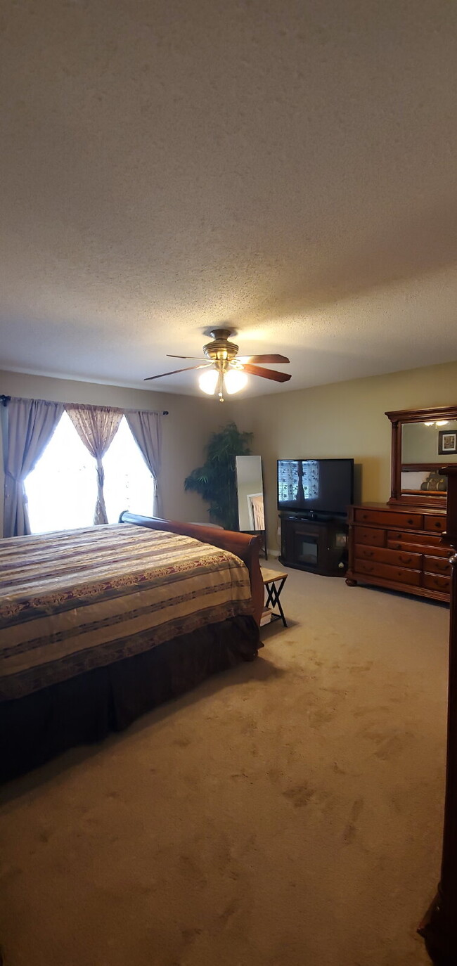 Building Photo - "Spacious 4-Bed Family Home in Milton with...