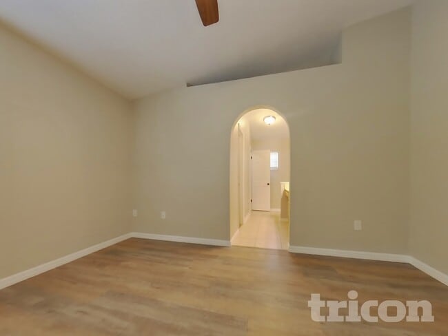 Building Photo - 864 Vanderbilt Dr