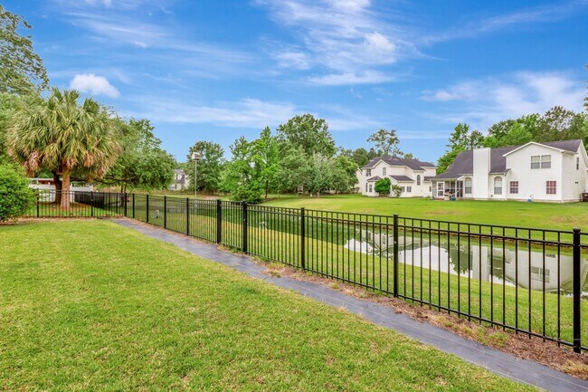Building Photo - Beautiful Home in The Hamlets