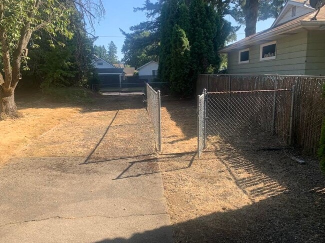 Building Photo - Colonial Style Home on Park-Like Grounds