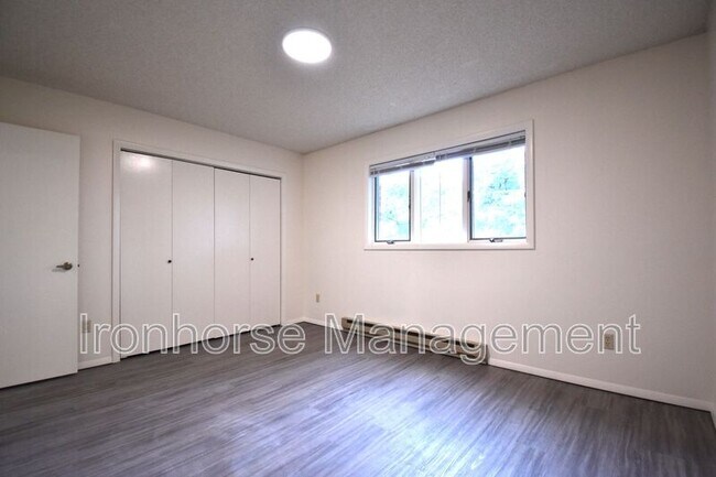Building Photo - 811 W Villard St