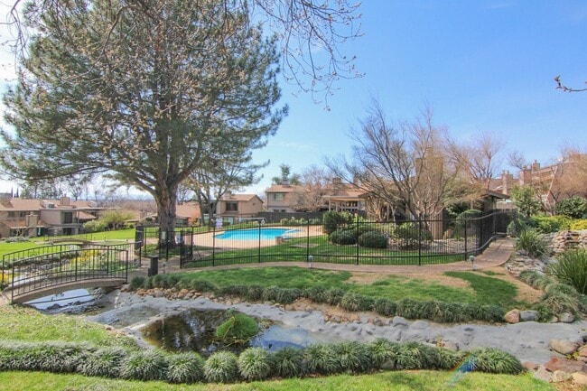 Building Photo - Remodeled Redding Condo!