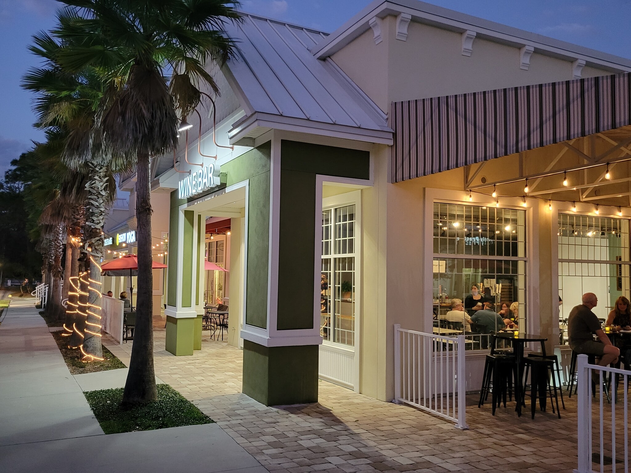 Shops/restaurants 1 block away - 221 Victoria Commons Blvd